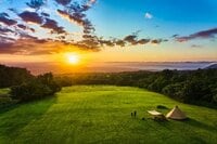 ＜夕景と夜景が両方極上！＞「西のふもとっぱら」こと “今年オープンしたばかり” の絶景キャンプ場の夕日は今からが見頃【絶景キャンプ場ガイド-言葉を失うほどの風景に会いに行こう- vol.14】