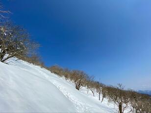 「山をナメすぎヒヤリ装備」実体験から学ぶ「残雪期登山で必要なギア」とは？