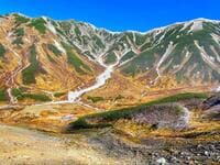 「日本で最も早い」富山県・立山の紅葉！ 大迫力の「パノラマ絶景」と「朝日と色づく山並みのコラボ」【登山レポート】