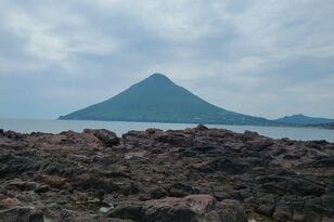 シンボリックな形が魅力の「開聞岳」 岬から、風呂から、山頂から「見て＆登って」1泊2日で満喫！  絶景レポート【鹿児島県指宿市】