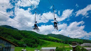 白馬エリア最大級のアウトドアパーク「つがいけマウンテンリゾート」 北アルプスを望むトレーラーキャンプ！ ここでしか味わえない“超贅沢時間”