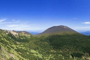 「活火山・浅間山」のド迫力パノラマが眼前に！「浅間山外輪山コース」稜線から臨む「素晴らしい景色」とは？【登山レポート】