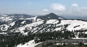 秋田・岩手県境「八幡平」頂上付近で2週間しか見られない「奇跡の絶景」！  “開眼”はさらに激レアの「ドラゴンアイ」とは？