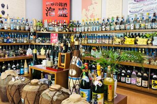 世界的に貴重な50年もの「レア古酒」も！  県内全48酒造・1000種類以上が揃う沖縄県・首里「泡盛館」の「圧巻の光景」とは？