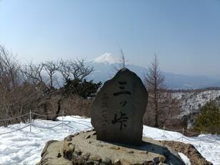 でっかい「富士山」が正面に！  軽アイゼン約2時間で登頂・雪道デビューにもちょうど良い “開運の山”「三ツ峠山」3月登山レポ