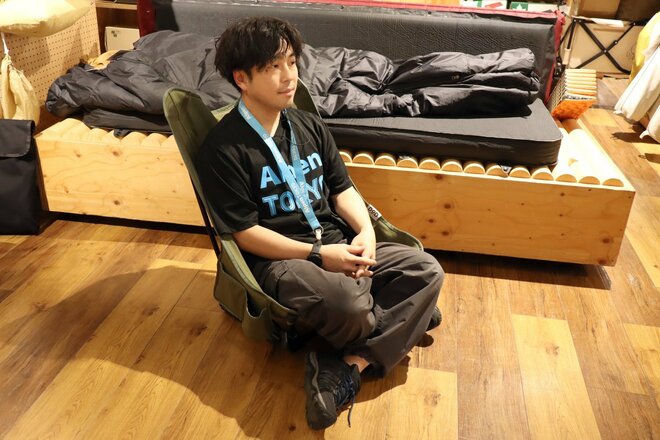 【ショップ店員に聞く！ イチ推しアウトドアギア】冬の「焚き火」には「ローチェア」！  高さ調整からあぐらスタイルまでアレンジもいろいろ〈アルペントーキョー vol.16〉の画像004