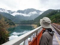 『ゆるキャン△』の聖地、通称「オクシズ」奥静岡・南アルプスの麓の町での「日本で唯一の機関車・湖上に浮かぶ駅・圧巻ダム」の絶景とは？