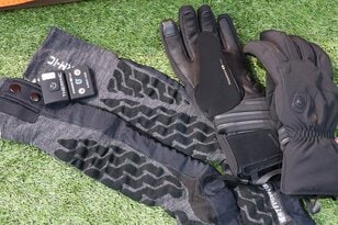 【ショップ店員に聞く！ イチ推しアウトドアギア】バッテリー式「グローブ&ソックス」 指先も足先もしっかり加熱！  スキー・スノーボードに〈石井スポーツ ヨドバシ新宿西口店 vol.2〉