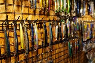 これぞまさに酒の肴!?  語りつくせぬ「ルアーカラー」のディープな“沼”とは! 渓流&海釣り歴10年目アングラーの実戦セレクト術&釣りロマン