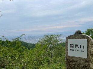 【夏の低山は早朝勝負！】梅田駅からわずか小一時間の国見山＆枚方の最高峰 “サンドイッチ山” で「サクっとモーニング歴史山歩（サンポ）」【里山アドベンチャー！ソトアソ日和 vol.5】