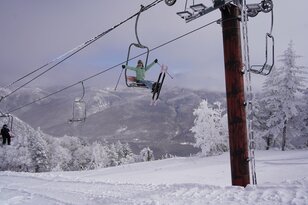 上質感漂う大人のスノーリゾート「焼額山スキー場」「奥志賀高原スキー場」ゆっくり滑れる静けさの中、ラグジュアリーでスペシャルな休日