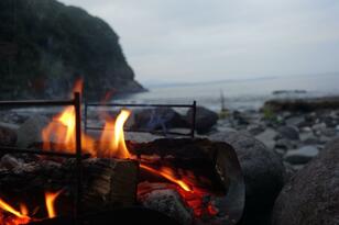 「夏ならでは」の焚き火の魅力！  気温が高くても焚き火を楽しむコツとは？