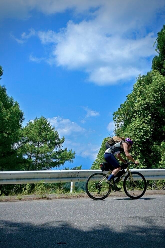【自転車】「若いときは登れたんだけど……」 グラベルバイクで暑さに負けそうなヒルクライム、砂利道を疾走して少年時代を振り返る50代の夏　長野県｜2026年の画像005