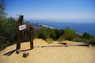 【4月は海を眺めに】山は低いが海は近い「須磨アルプス」 低山縦走の超定番コース【月めくりの低山カレンダー #04】