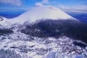 【積雪期だけ見られる絶景】抜けるような青空と白銀の山肌が鮮烈すぎる！  浅間連峰の「絶景雪山2選」【今日も山旅気分 vol.28】