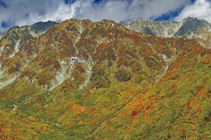 この秋に行きたい！ 至極の紅葉登山【第4回】錦秋に染まる越後の名峰「越後駒ヶ岳」「巻機山」、一ノ倉沢の大岩壁「谷川岳」絶景紅葉