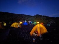 テント泊登山の夏！ 脱・初級レベルの「テントまわり」時短＆効率ギア！「山慣れ」ワザ「実践レポ」