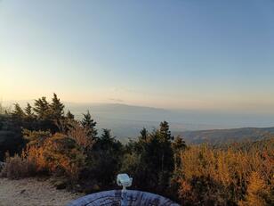 登山口から30分でパノラマ大展望！「池ノ平」山頂・展望公園からの「駿河湾＆伊豆半島」絶景！ その先「位牌岳」へ縦走なら “歩きごたえ” もアリ「登山レポ」