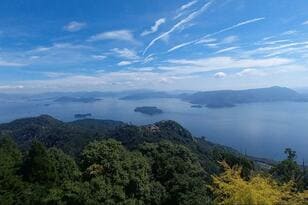 世界遺産の島「安芸の宮島」で絶景30分ハイキング！ 原始の森「弥山」山頂から「厳島神社」＆瀬戸内海の大展望！【広島県廿日市市】
