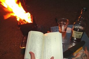 正直しんどい「スマホ」操作！  キャンプこそ「デジタルデトックス」のチャンス・「本を読む」で心身リフレッシュ！【ソロキャンパーの実践法】