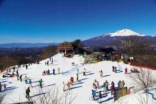 ゲレンデから望む雄大な浅間山は、思わず立ち止まって眺めたくなる美しさ