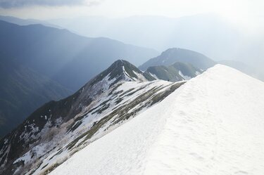 残雪期だけしか歩けないルートを辿る、GWの聖岳〜荒川三山4泊5日