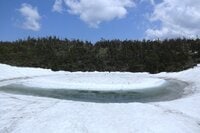 【季節限定の絶景】日本百名山「八幡平」鏡沼に現れる “八幡平ドラゴンアイ” 見る雪上ハイキング！  名物「源太カレー」もハズせない春ドライブ「現地レポ」