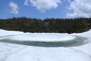 【季節限定の絶景】日本百名山「八幡平」鏡沼に現れる “八幡平ドラゴンアイ” 見る雪上ハイキング！  名物「源太カレー」もハズせない春ドライブ「現地レポ」