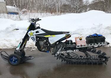 雪が降らないと乗れない」バイク！ 雪山を疾走する「SNOWBIKE（スノー