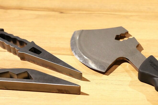 【ショップ店員に聞く！ イチ推しアウトドアギア】焚き火は「薪割り」も楽しく！  見た目も面白い特徴的な「斧&クサビ」〈アルペントーキョー vol.17〉の画像