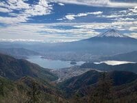 高さだけでなく美しさも日本一！  ほどよく雪化粧する時季に行きたい、冠雪した「富士山」の絶景が見られる山・5選