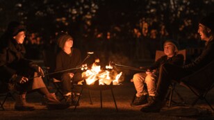 「ワイルド＆野生的」BBQの相棒に！「フォーク付き火吹き棒・Forking Rod」焚き火との距離感、吹き口、先端にこだわりアリ！【OUTSIDER】