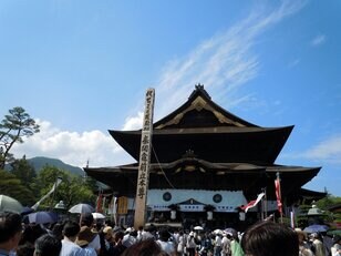 【七年に一度の善光寺御開帳】コロナで1年延期も期間は1ヵ月延長で6月29日まで！「回向柱でご縁を結び、お戒壇巡りで極楽往生を約束！」2022年・長野市