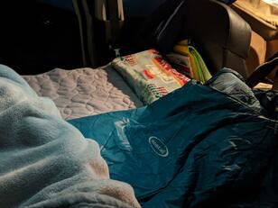 「車中泊」SUVでの「居住＆就寝」スペースを最大化！  天井・床上ほか「死角ゼロ」の「シンプル生活」実践レポ