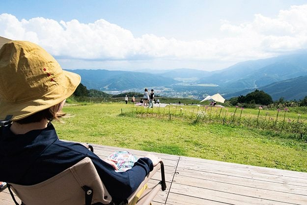 白馬三山と山麓の景色をひとり占め【白馬岩岳マウンテンリゾート】 山頂の「絶景テラス」に大型ブランコ、山肌駆ける「マウンテンカート」の疾走感は病みつき＜長野県白馬村＞の画像002