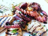 フライにパスタ、グリルも最高！  白ワインを美味しく飲むためのイタリアの魚介料理【ブーツの国の街角で vol.18「夏のおつまみシーフード」】
