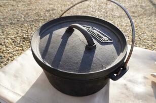 焚き火料理の代表格調理器具！  ダッチオーブンの「素材別特徴」と「意外と知らない管理方法」とは？