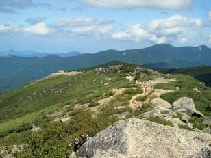 「金峰山」頂上に聳え立つ巨大なランドマーク“五丈石”と富士山や八ヶ岳山を見晴らす大パノラマ【首都圏発！週末に行ける百名山ガイド vol.8】