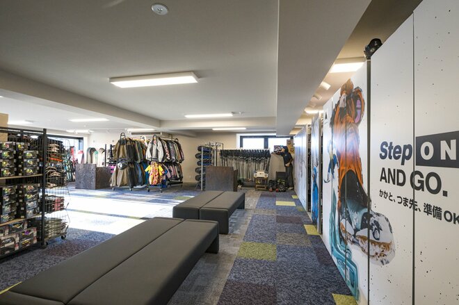 【白馬岩岳マウンテンリゾート】待望のスキー場オープン日！ 「リニューアルされたベースセンターに注目」  “滑る人も滑らない人も” 国際色豊かなゲストたちで賑わう   長野県｜2025年の画像004