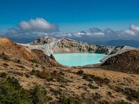 【8年ぶりに見学再開】草津白根山「湯釜」の立ち入り規制を一部解除！  開放初日から渋滞も、11月8日まで期間限定公開