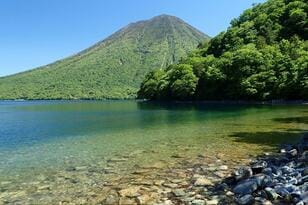 もはやストーカー？  物陰からの “張り込み3時間” でついに手にした「ブラウントラウト66cm」 今年も「春ゼミパターン」の季節到来！  行くぞ、中禅寺湖！