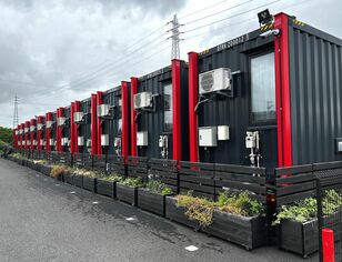 巷で話題のコンテナホテルは、観光やアクティビティを楽しみながら仕事もする「ワーケーション」にも使えるのか？  ブラマン記者が徹底検証！【編集部リポート】
