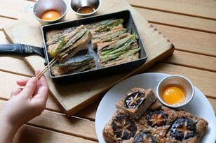 “夏キャンプで屋台気分”を味わえる！？  卵焼き器で焼く「スクエアつくね」がビールにぴったり！【季節の外ごはん vol.43】