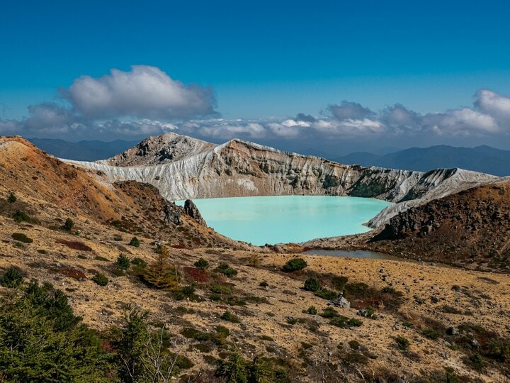 【8年ぶりに見学再開】草津白根山「湯釜」の立ち入り規制を一部解除！  開放初日から渋滞も、11月8日まで期間限定公開 