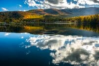 【長野県佐久穂町】八千穂レイクに映る紅葉と秋空のリフレクション！「没入感が半端ない、水辺の絶景」 2025年