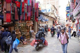 「これが僕にとっての旅なのだ」日本とはなにもかもが違う街並みを歩き、その空気をいっぱいに吸い込む【越えて国境、迷ってアジア 「アフターコロナのネパール〈2〉カトマンズ」】