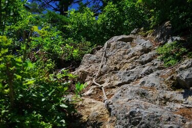 会津のマッターホルン」こと蒲生岳と只見川。低山から見下ろす大河の