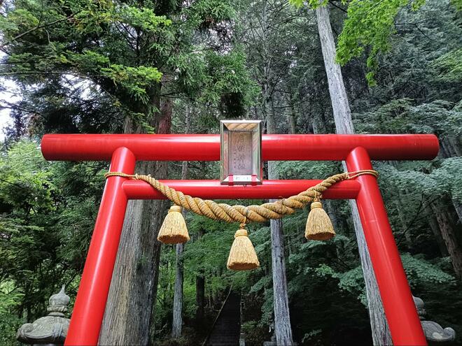 大岩の裂け目巡りで願いが叶う！？  パワースポット「石割神社」から「富士山と山中湖」 絶景を堪能する欲張りハイキング！ 「石割山」登山レポの画像003