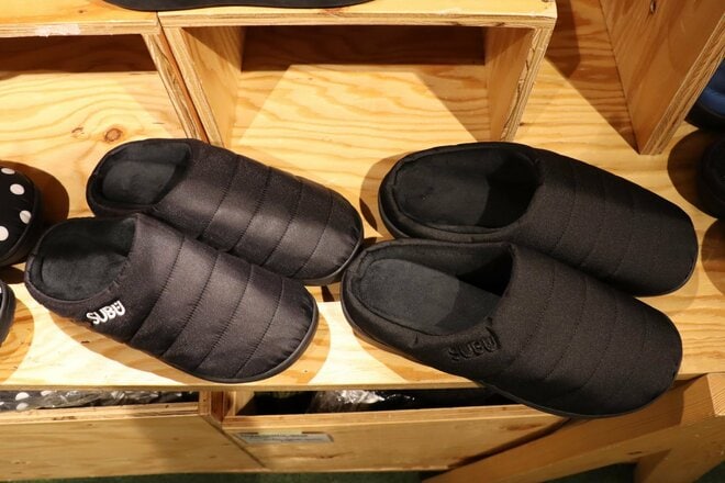 【ショップ店員に聞く！ イチ推しアウトドアギア】ふわふわで暖かさバツグン！「SUBU」冬用サンダル・定番＆難燃の2タイプ〈アルペントーキョー vol.22〉の画像002