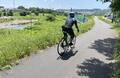 夏の “背中びしょびしょ” とサヨナラ！ 自転車通勤に快適すぎる、アウトドア仕様のワンショルダー万能バッグ「サイバトロン フロントバッグ」レポ！の画像002
